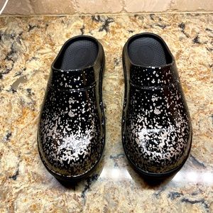 OOFOS limited edition recovery clogs NWOB
